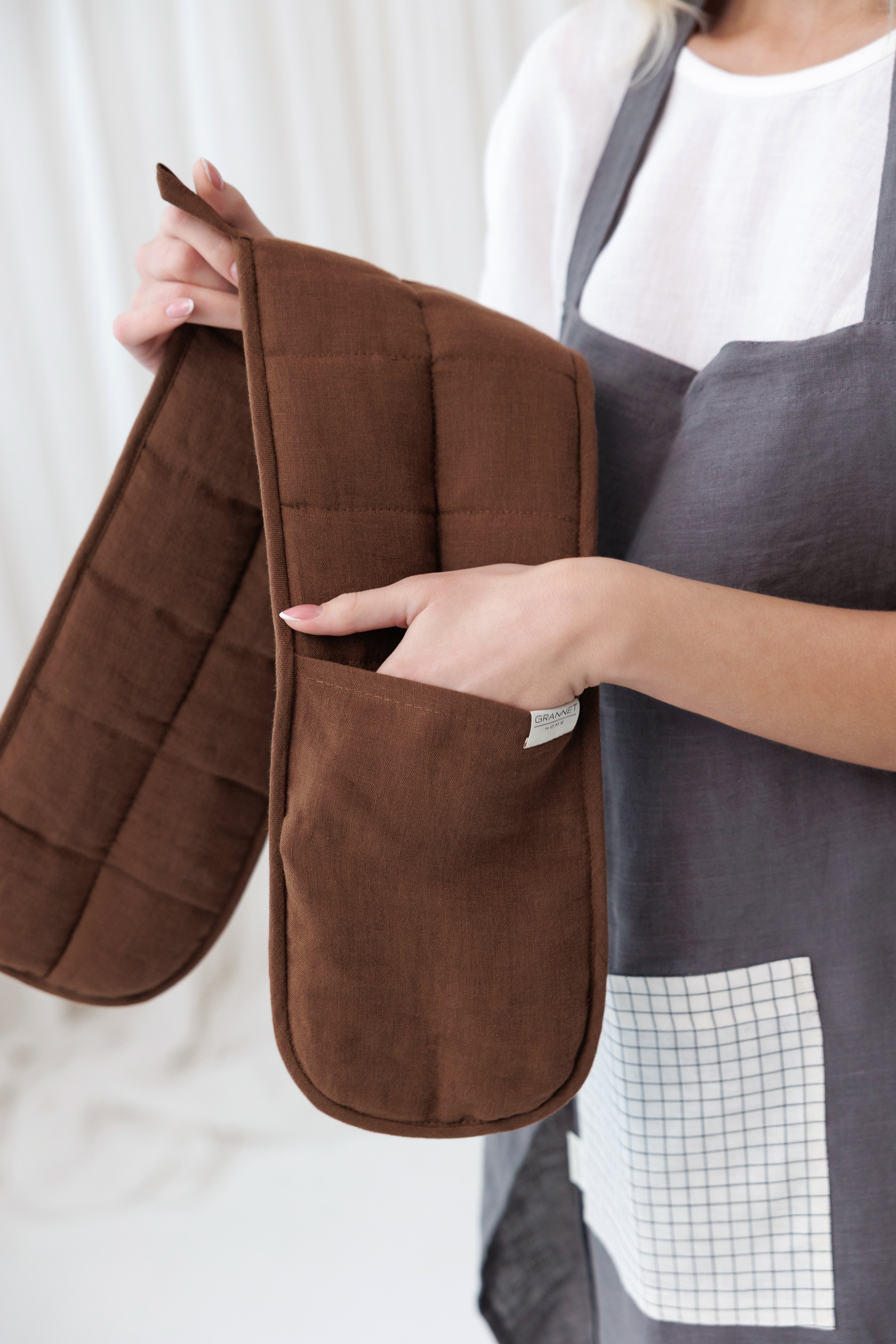 Linen Apron with Grid Pocket in Charcoal Gray