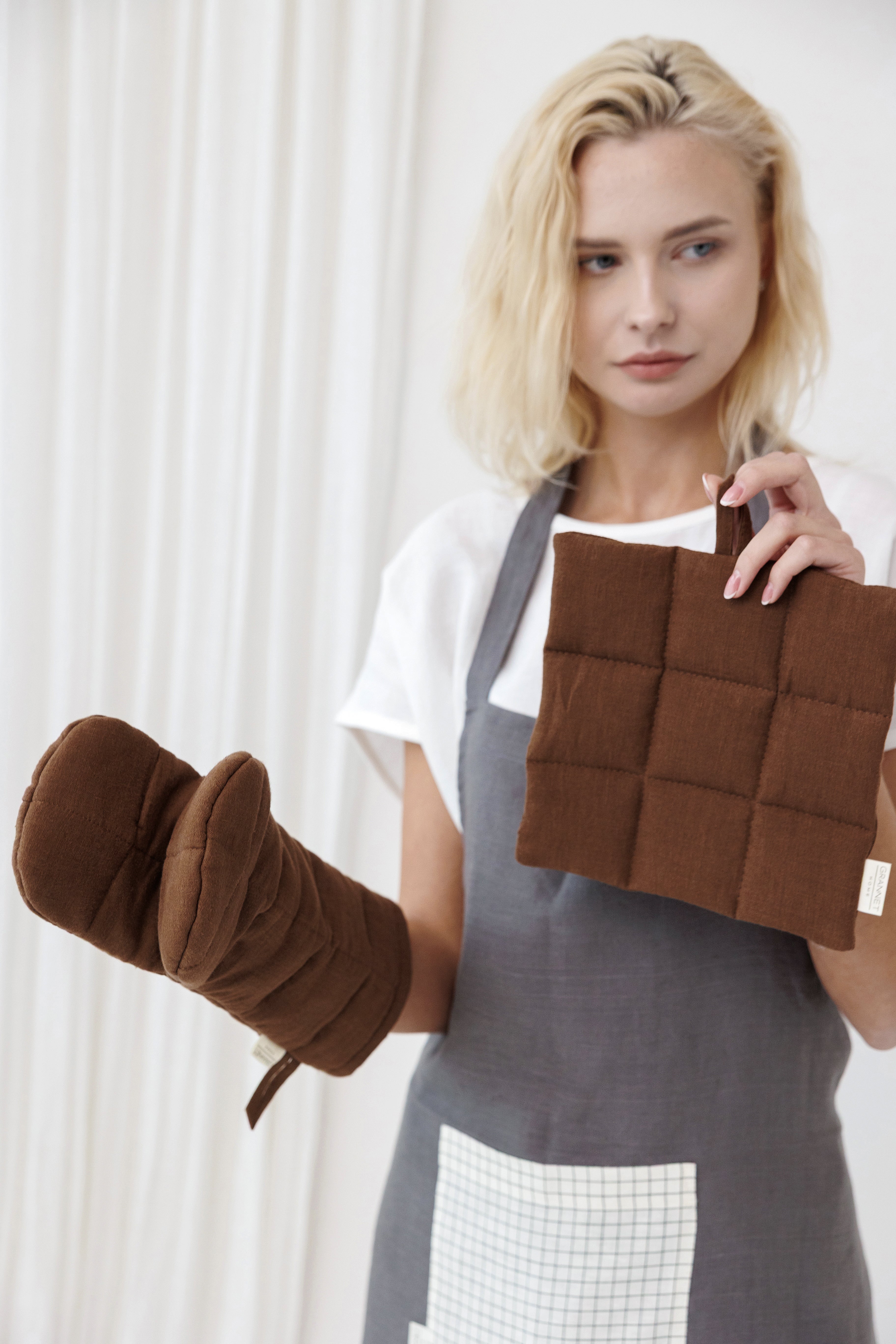 Linen Apron with Grid Pocket in Charcoal Gray