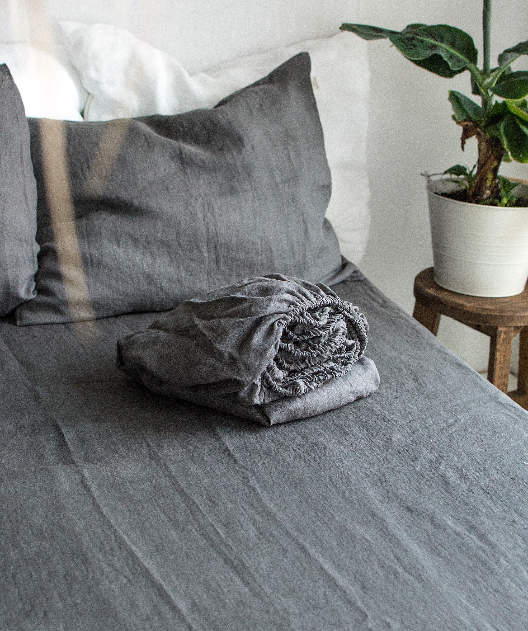 Linen Fitted Sheet in Charcoal Gray