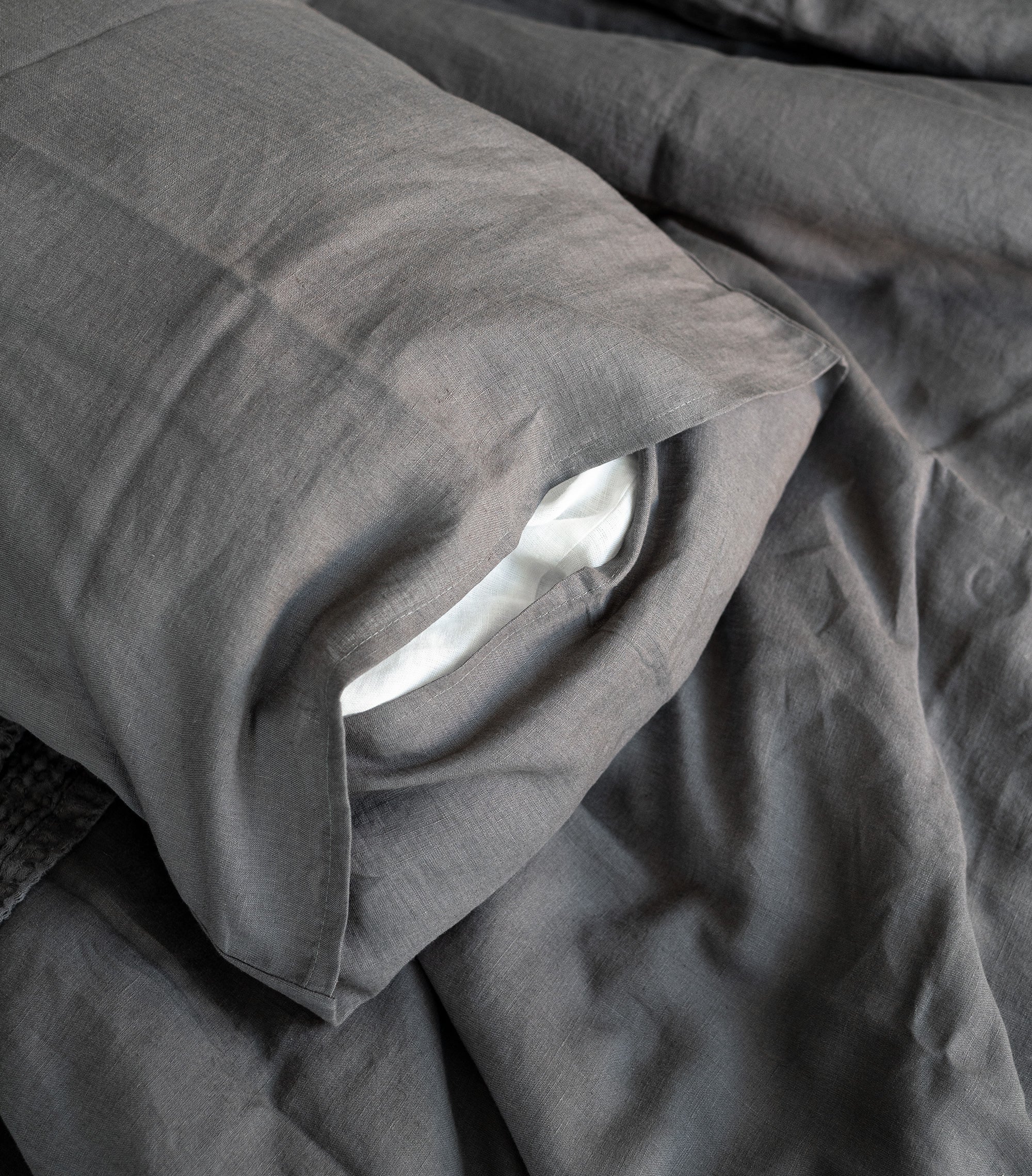 Linen Sheet Set in Charcoal Gray