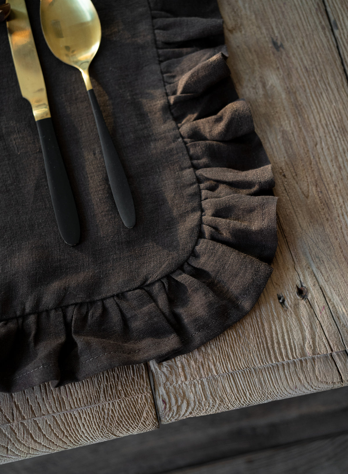 Ruffled Linen Placemat in Chocolate