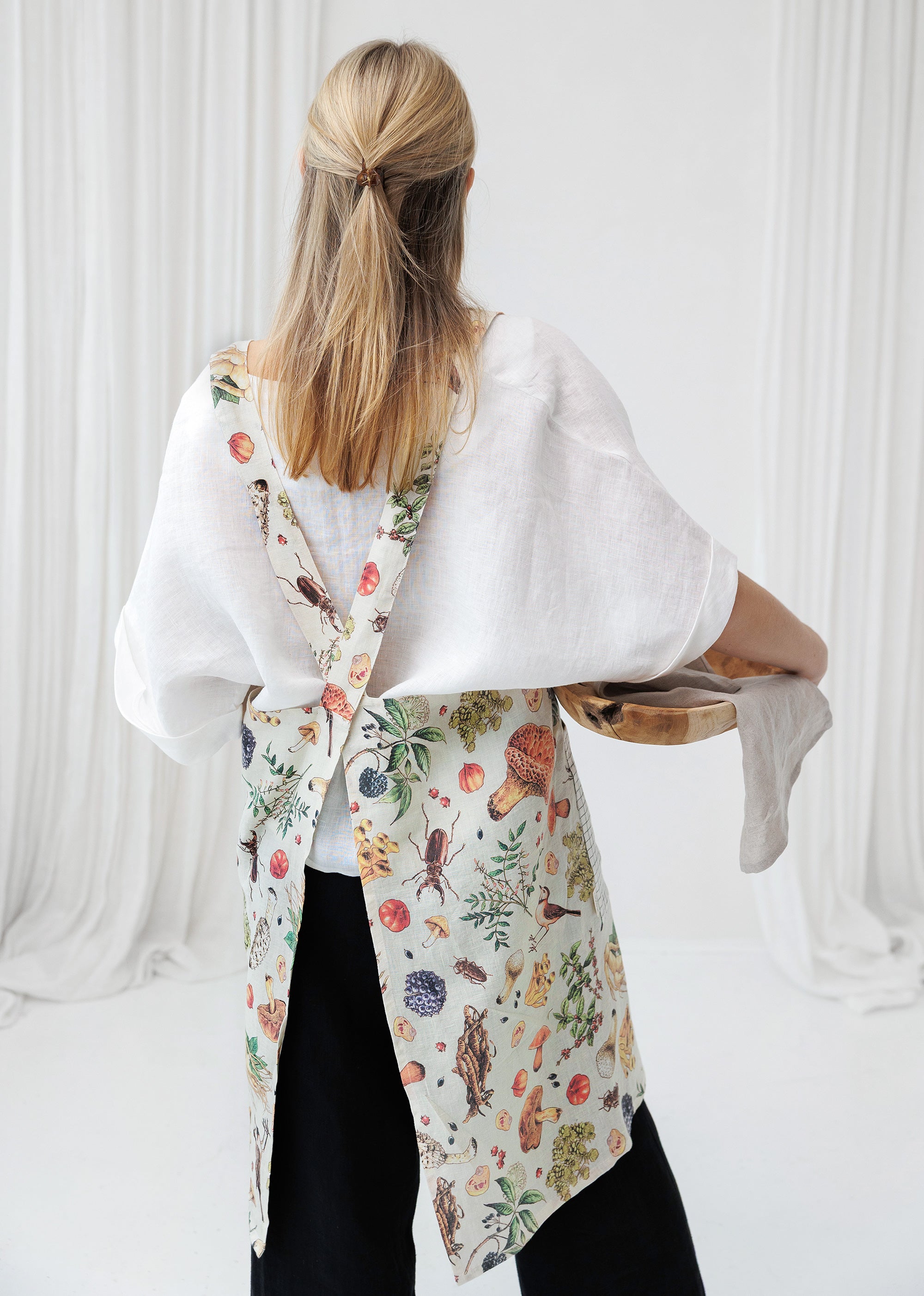 Cross Back Linen Apron in Mushroom