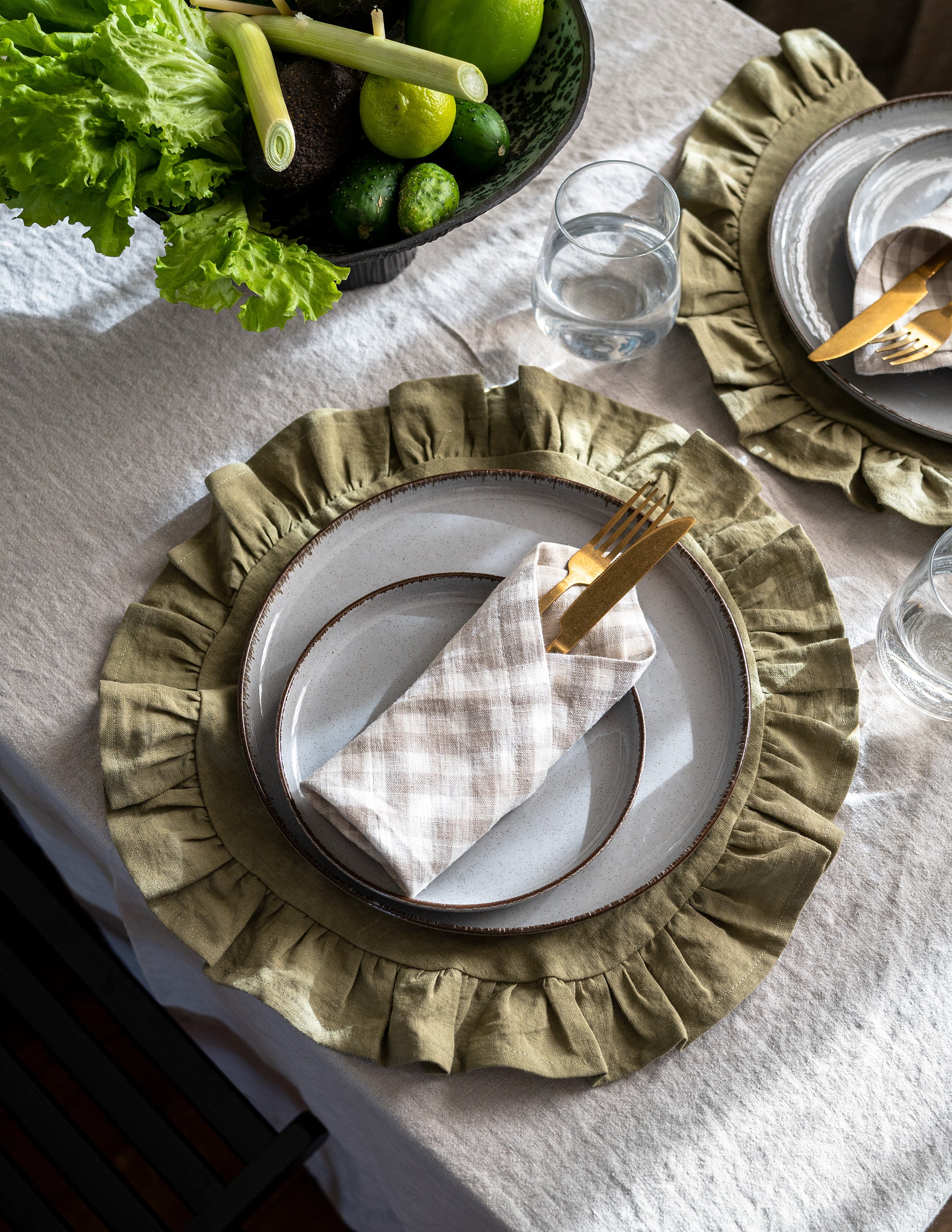 Round Ruffled Linen Placemat in Jungle Green