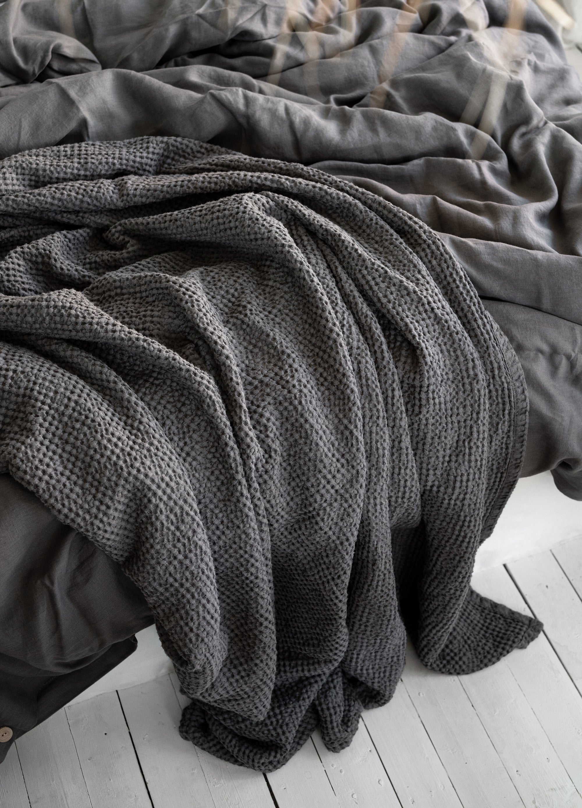 Linen Sheet Set in Charcoal Gray