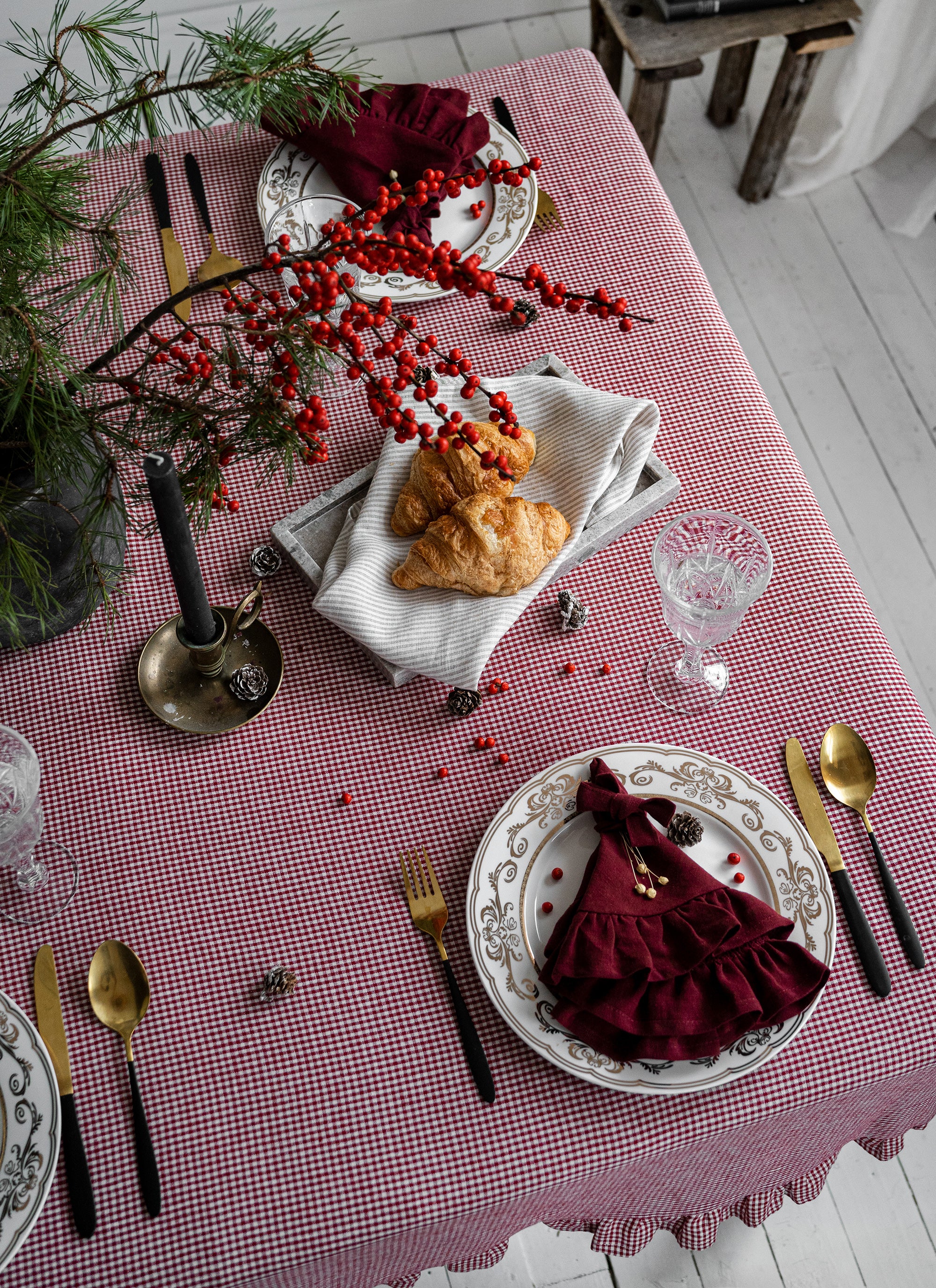 Ruffled Linen Napkin in Maroon
