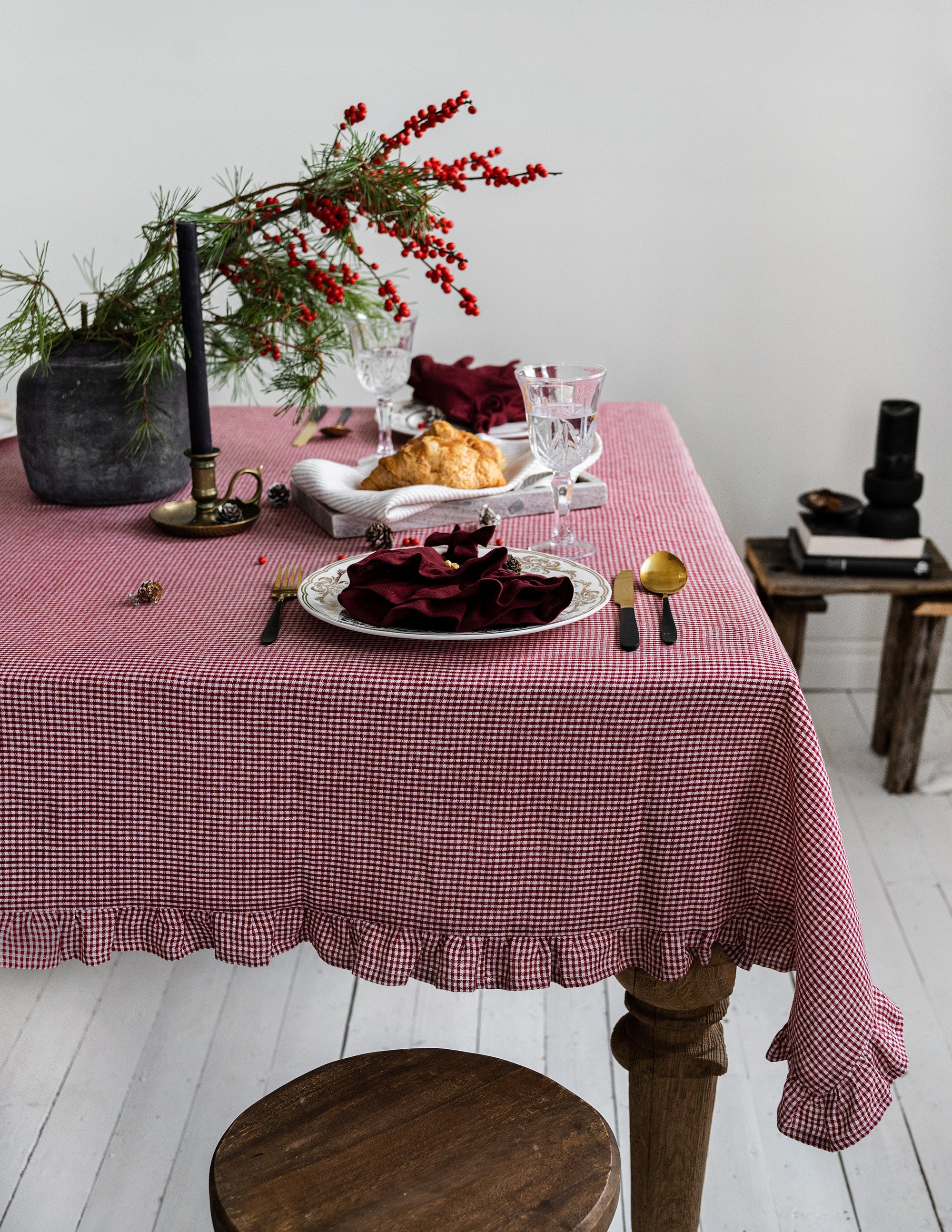 Ruffled Linen Napkin in Maroon
