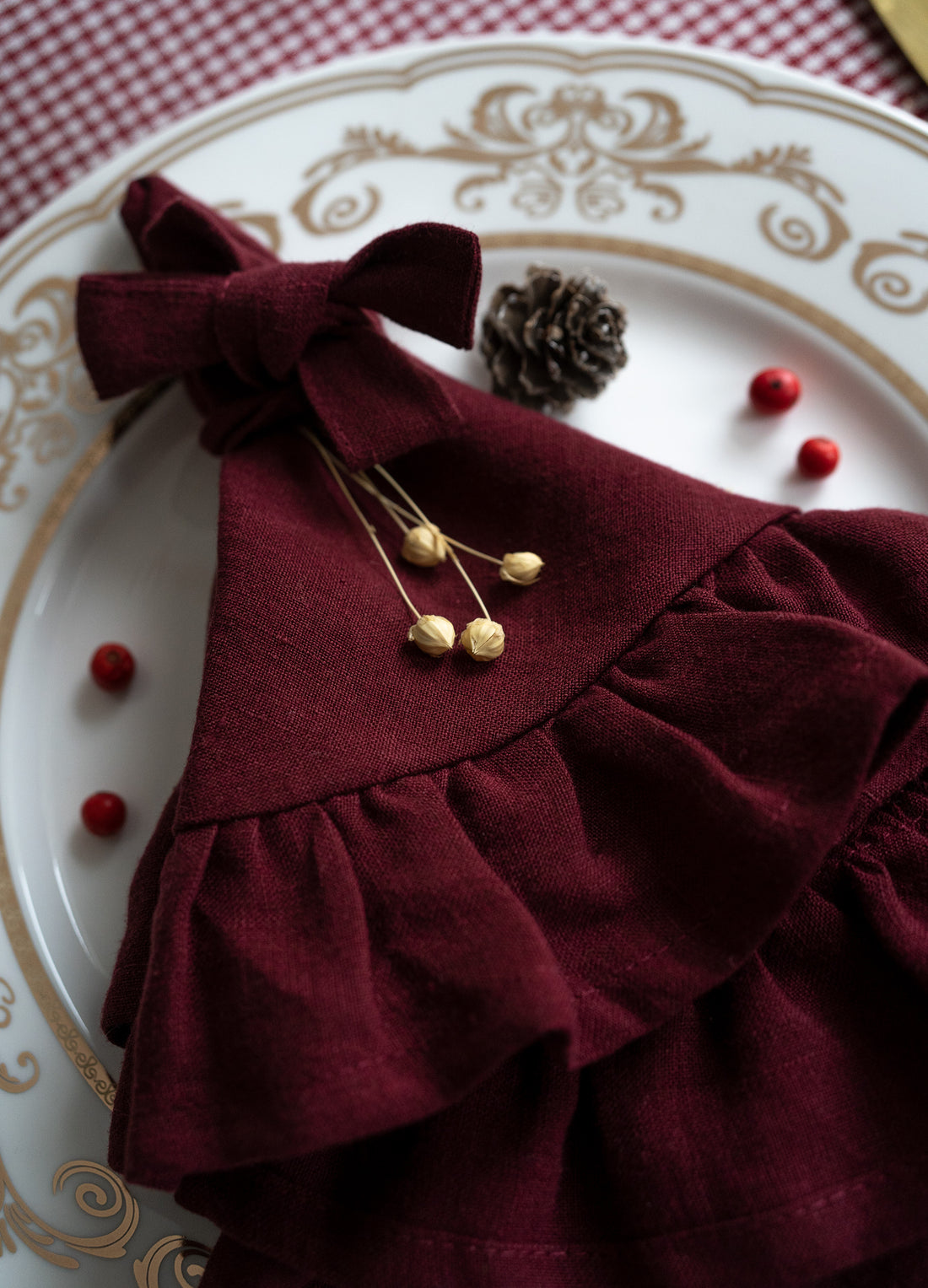 Ruffled Linen Napkin in Maroon