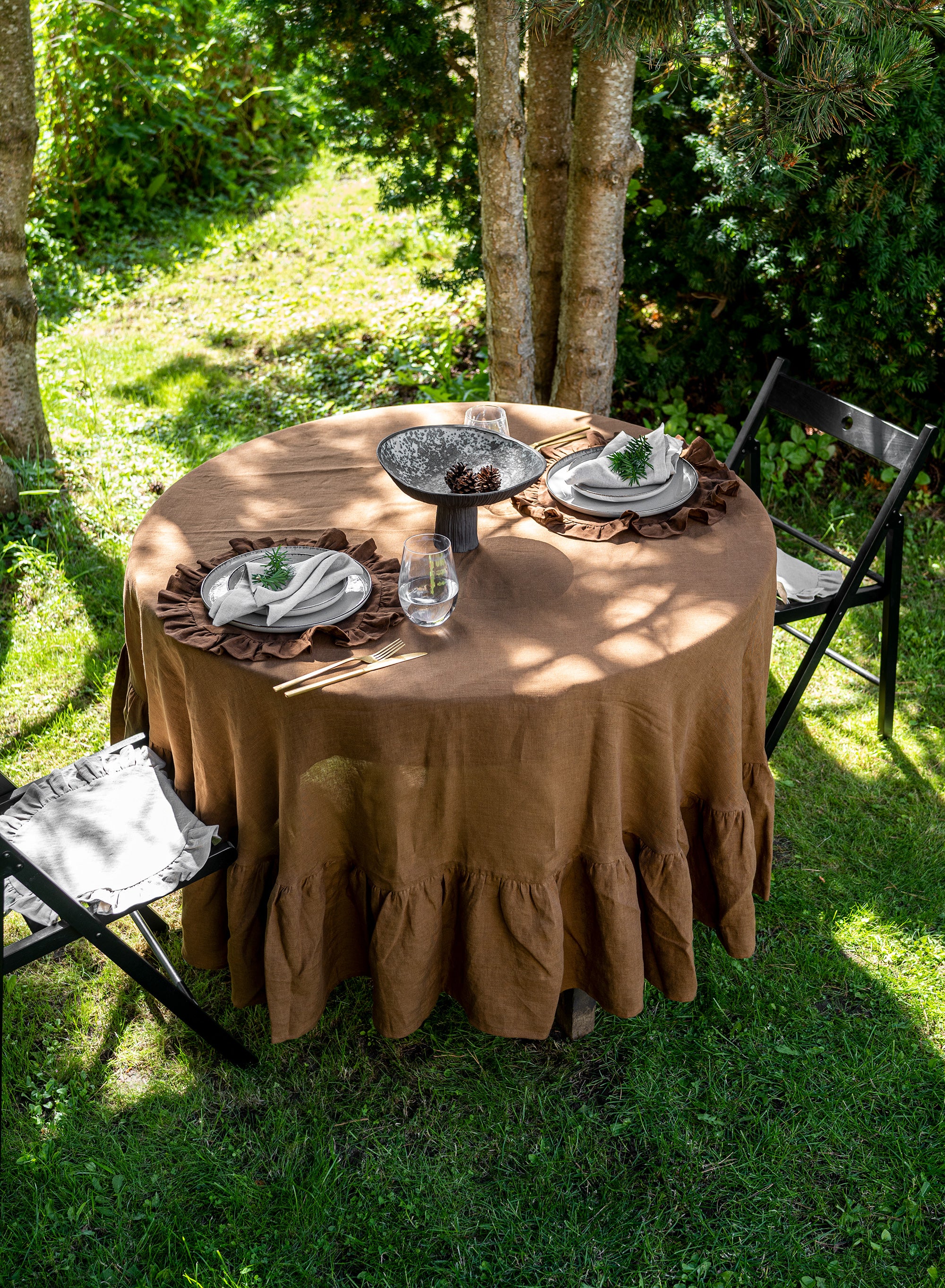 Round Ruffled Linen Tablecloth in Tobacco