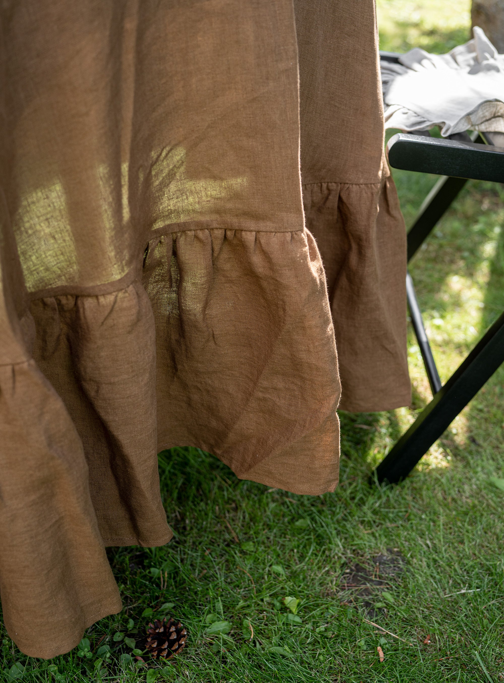 Round Ruffled Linen Tablecloth in Tobacco