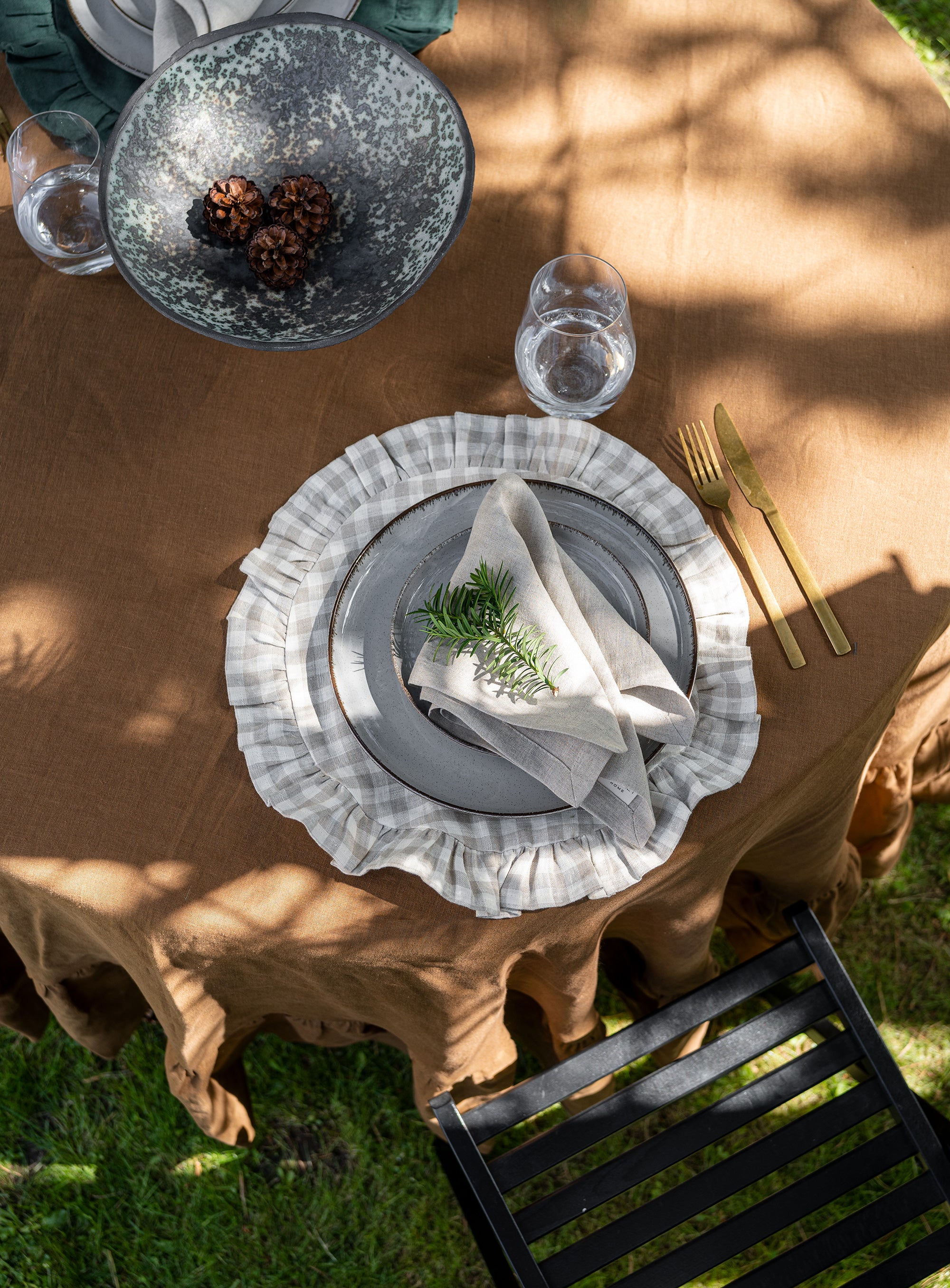 Round Ruffled Linen Tablecloth in Tobacco