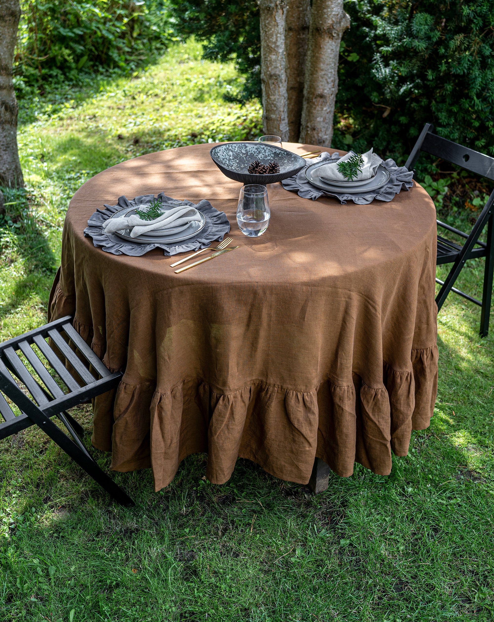 Round Ruffled Linen Tablecloth in Tobacco