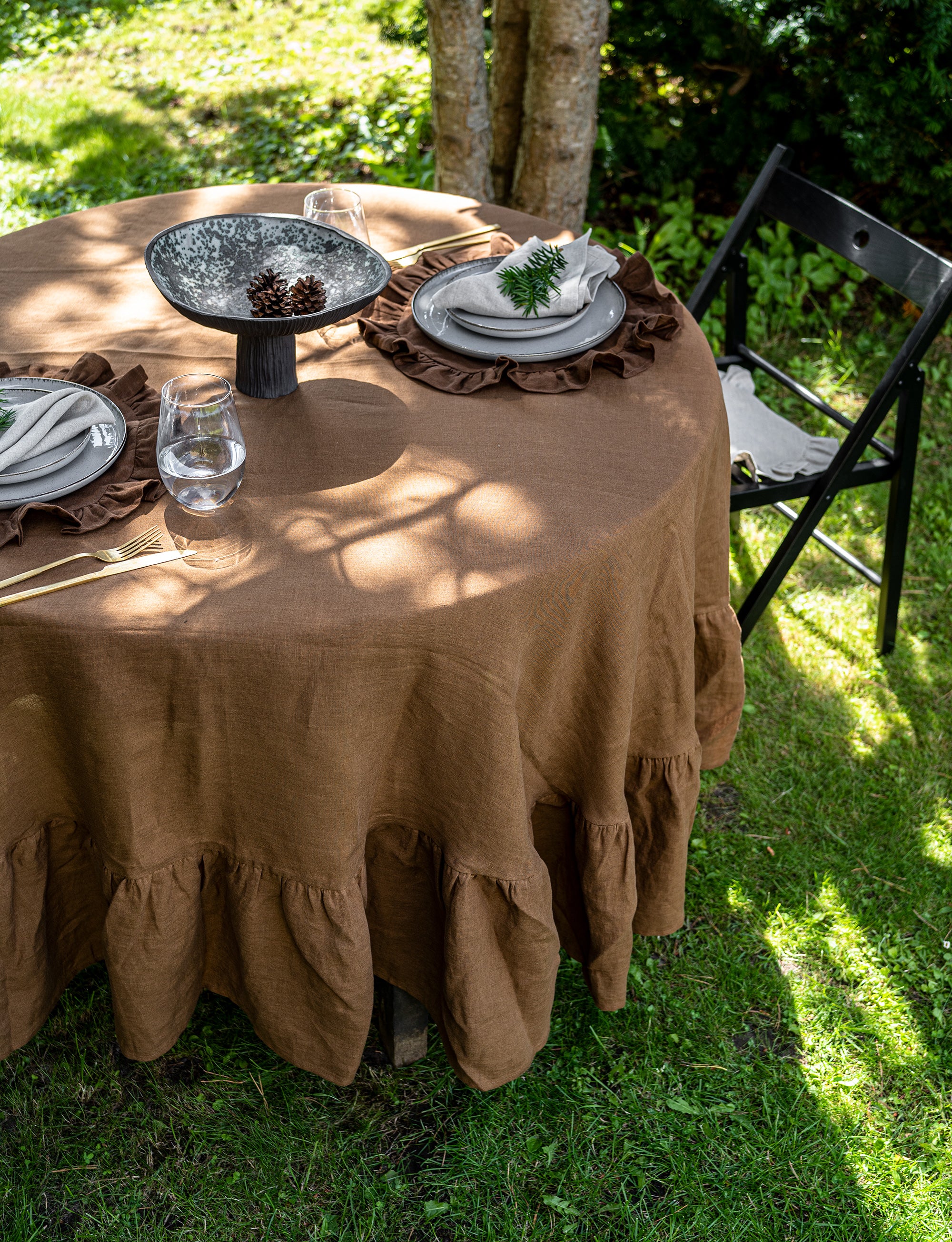 Round Ruffled Linen Tablecloth in Tobacco