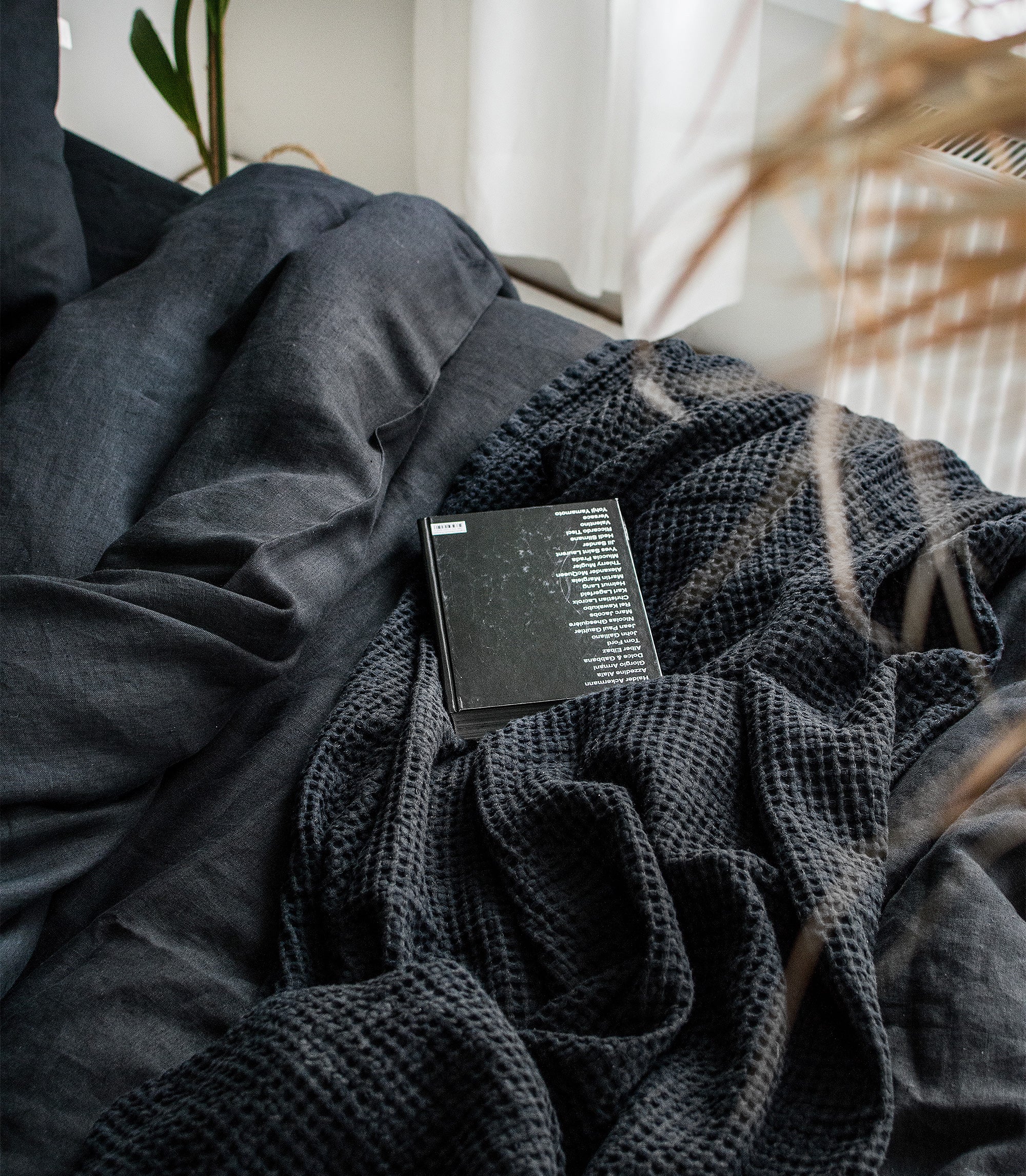 Linen Fitted Sheet in Space Black